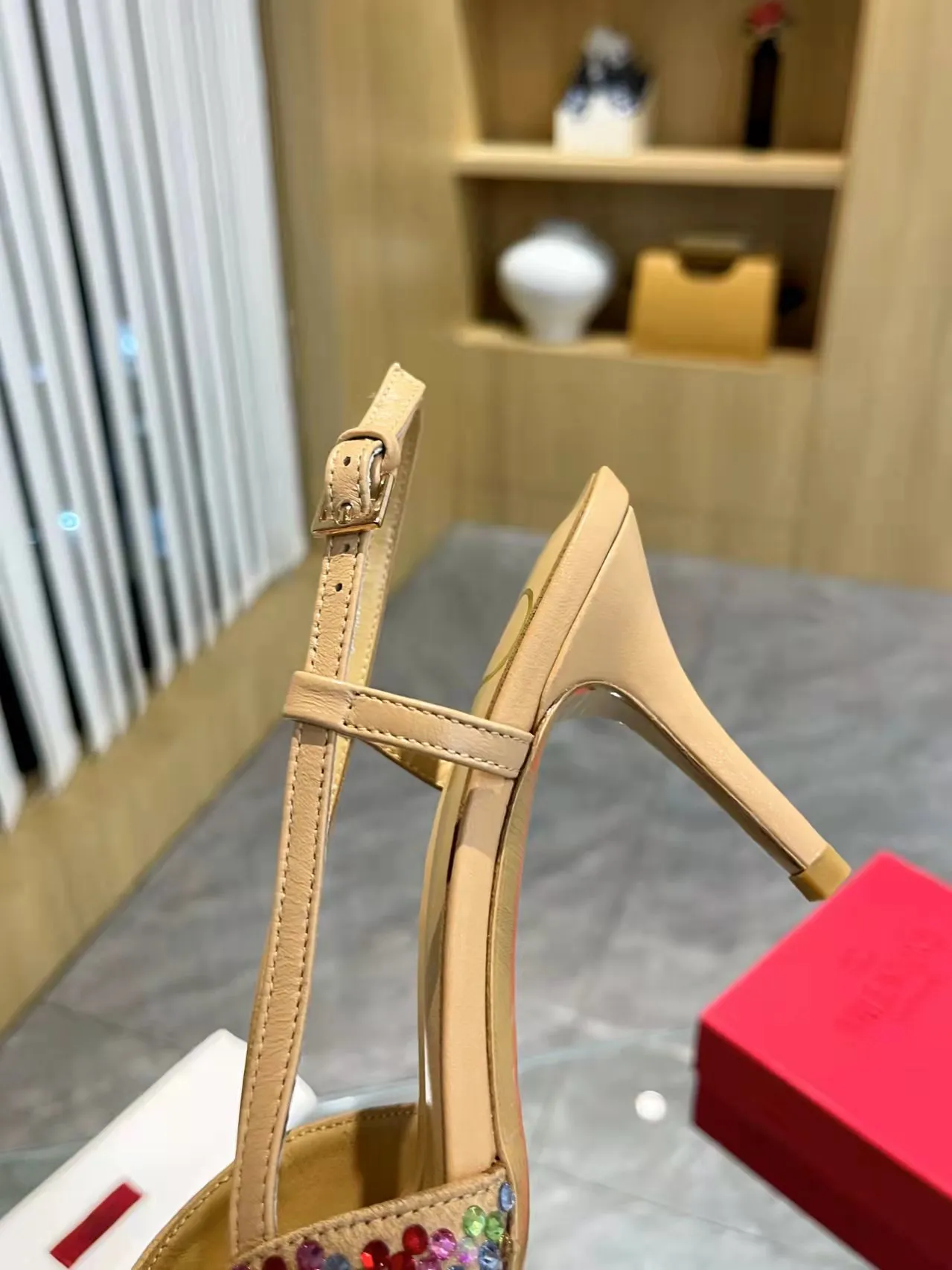 👟👟Ex-factory price 440👟👟 Genuine leather sole + 40 Kloesch diamond buckle Valentino.Valentino big v buckle single shoes ㊙️Latest series of counter genuine version with perfect details. Authentic products are made one to one. All details are consistent with genuine ones. The upper foot is very pedicure type. The key point is that it is very good and easy to control. It does not wear the feet and does not tire the feet. It is a walking artifact. The last shape is completely compared to the counter. The details are perfect. It is impossible to make such an exquisite product without the original version. Exclusive molded brass color. The highest version on the market. Fabric: imported sheepskin, lining and foot pads are all sheepskin. Color: 13 colors available. Sizes (34 to 42). Customized size 34 and 42. Non-returnable and non-exchangeable. Heel height: 7CM. Rubber sole. Genuine leather sole +40